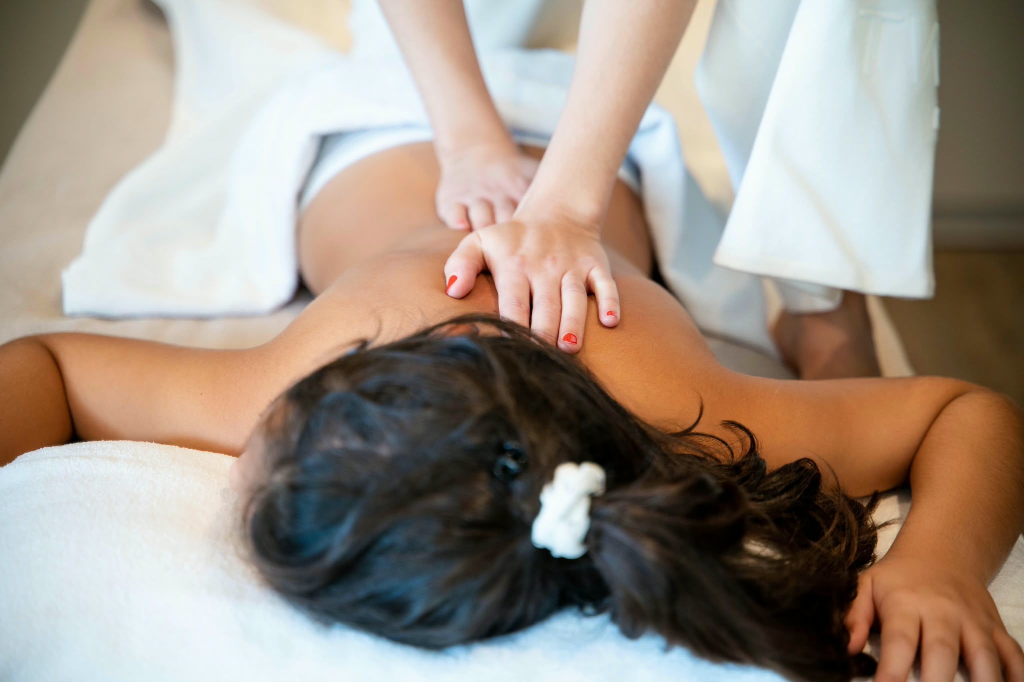Enfant profitant d'un massage relaxant dans un cadre professionnel